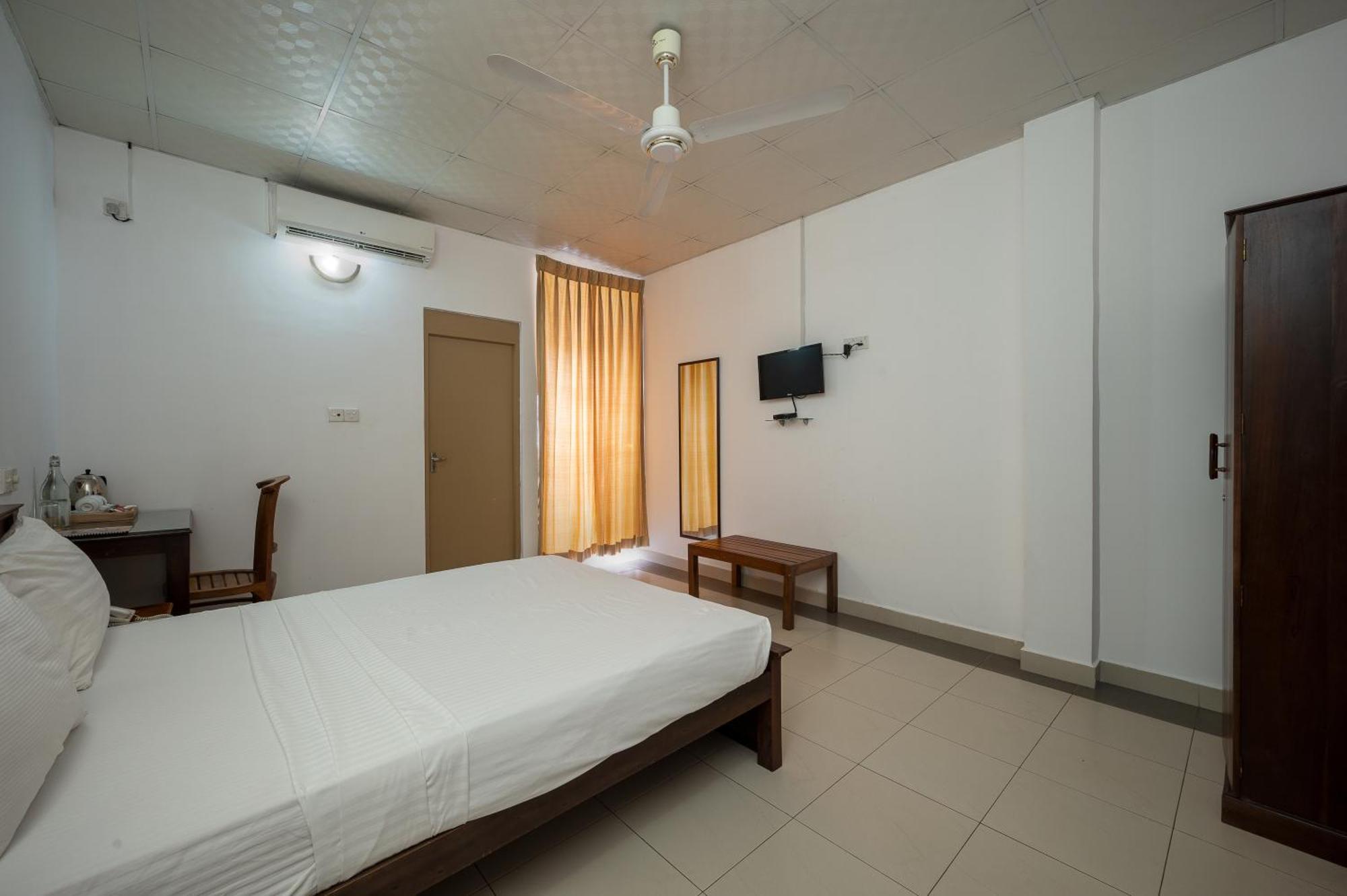 Hotel Oviya Vavuniya Exteriér fotografie